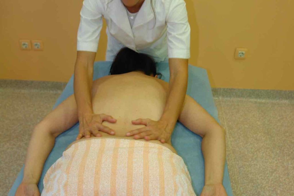 nezen pritisk z dlanmi na ledveni del kot masaza v nosecnosti
