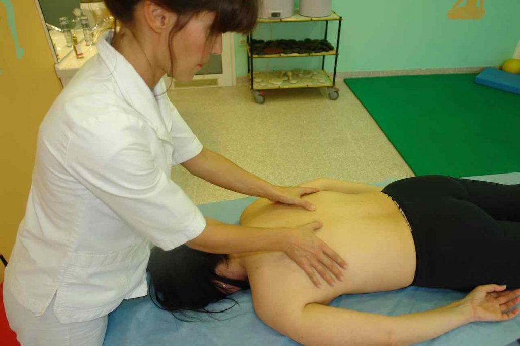 Pritisk s palci ob hrbtenici kot masaža triger točk za regeneracijo